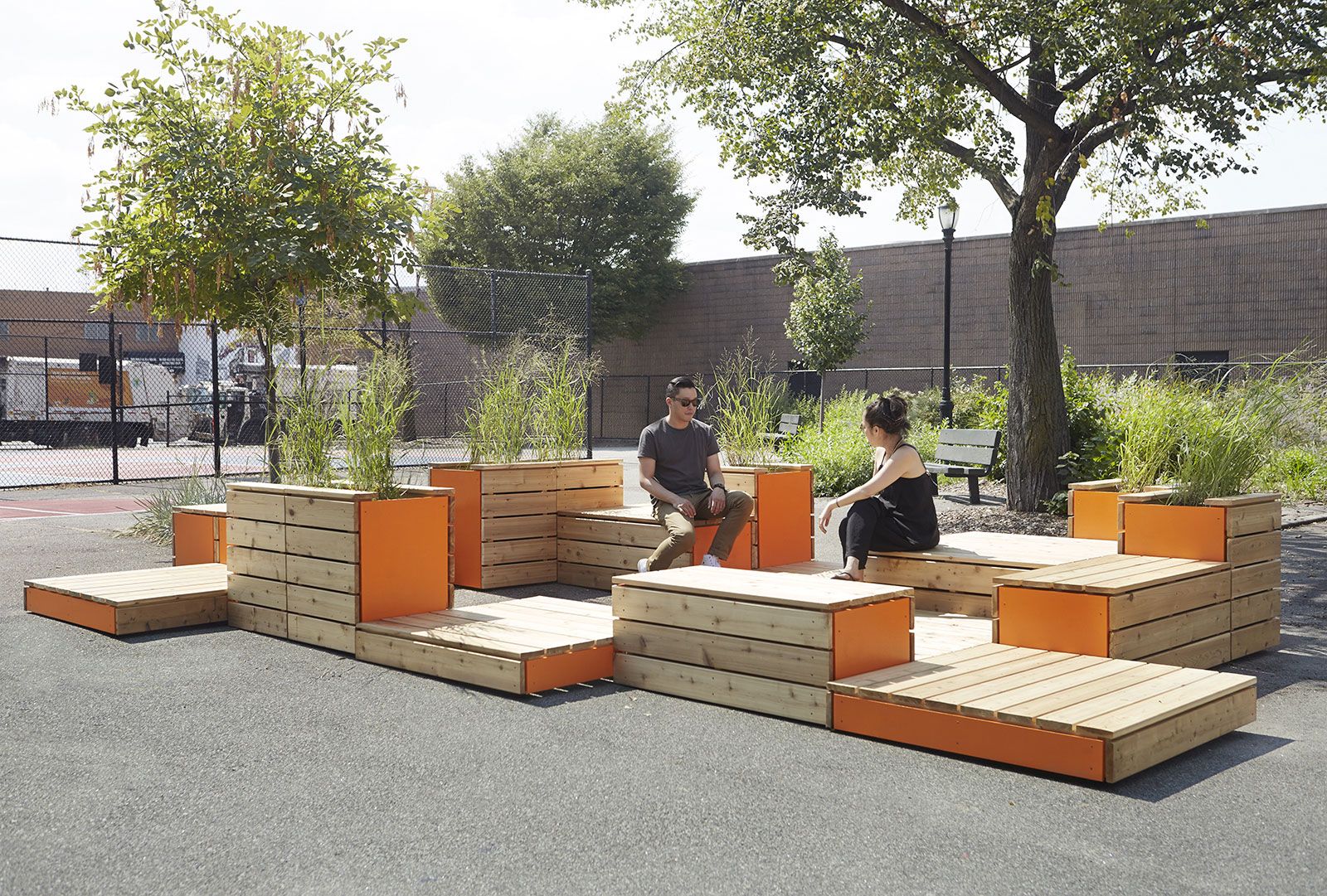 Parklets como estratégia urbana, fortalecem o senso de comunidade através da interação social.