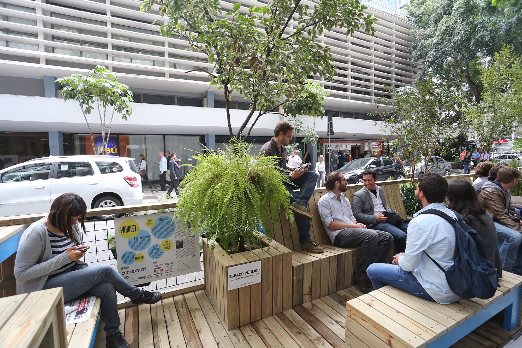 Parklets como estratégia urbana | de vagas de estacionamento à um ponto de encontro.