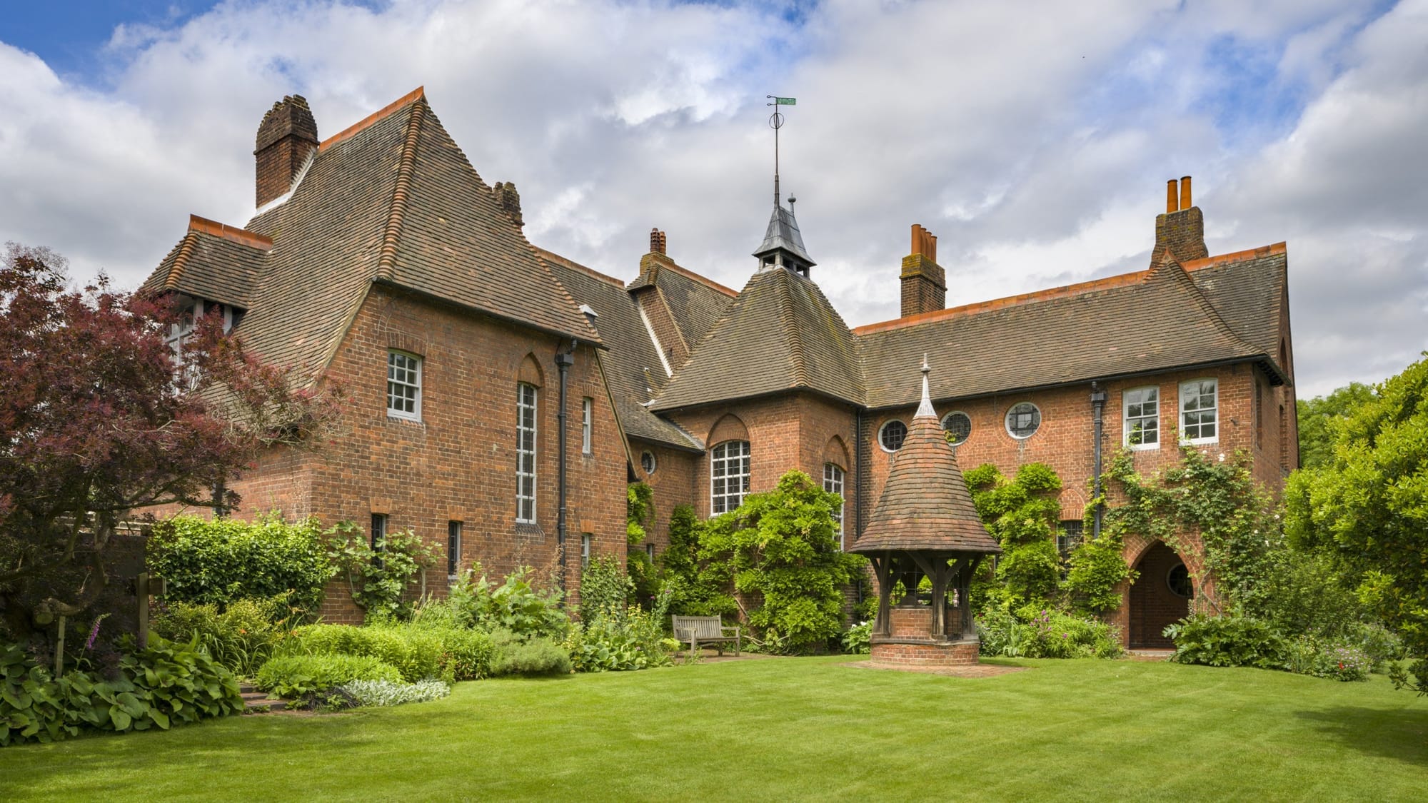 Red House, projeto de Phillip Webb, em Londres (1860). Foto: Andrew Butler.