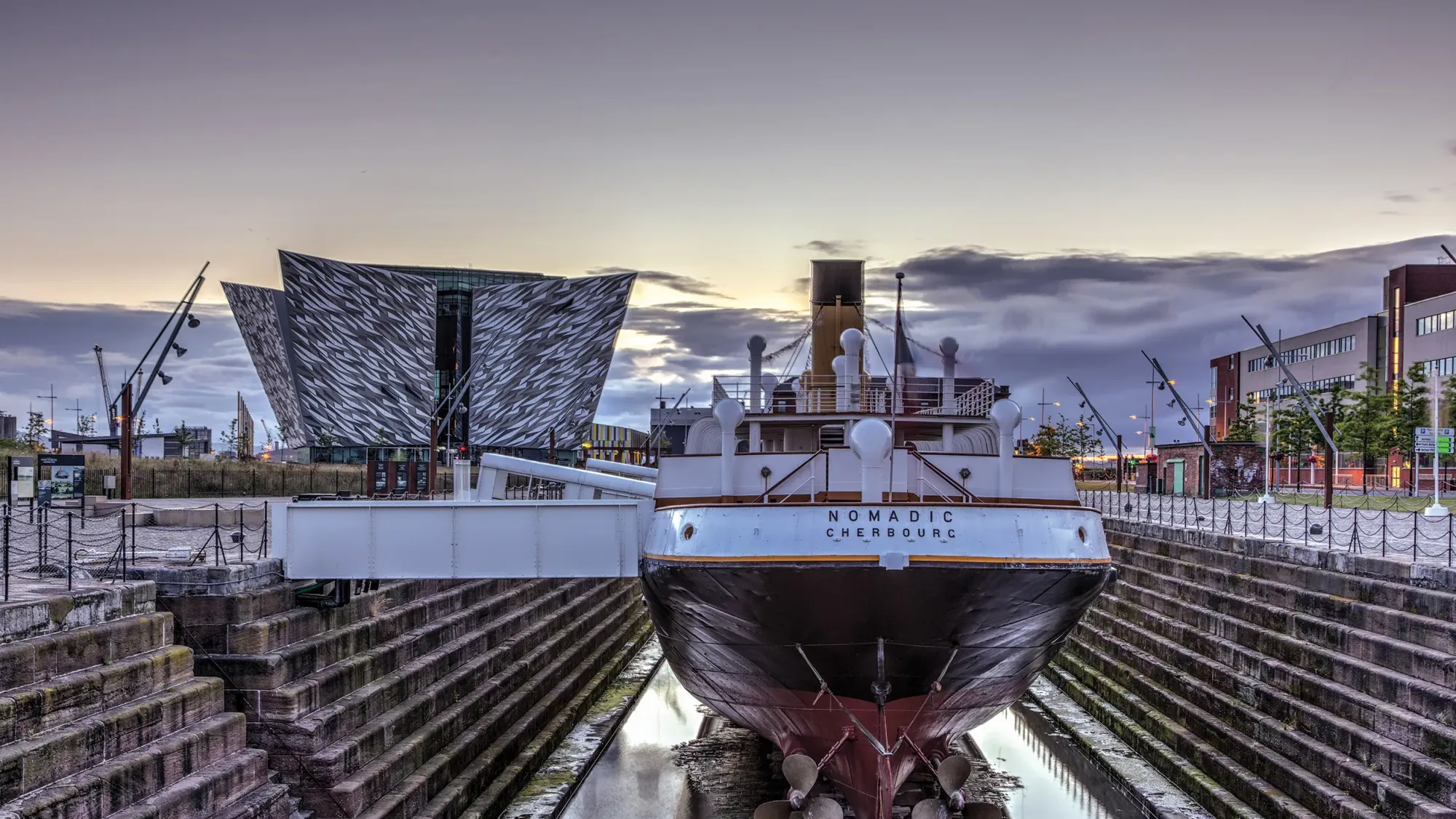 Titanic Belfast, projeto de Eric Kuhne, em Belfast (2009). A evolução da arquitetura de Belfast reflete o espírito duradouro da cidade.