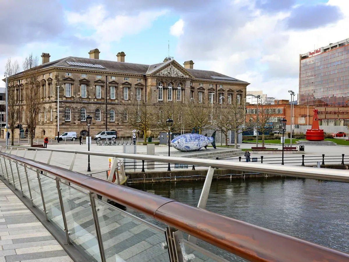 Customs House, projeto de Sir Charles Lanyon, em Belfast (1857). Foto: Justin Kernoghan.