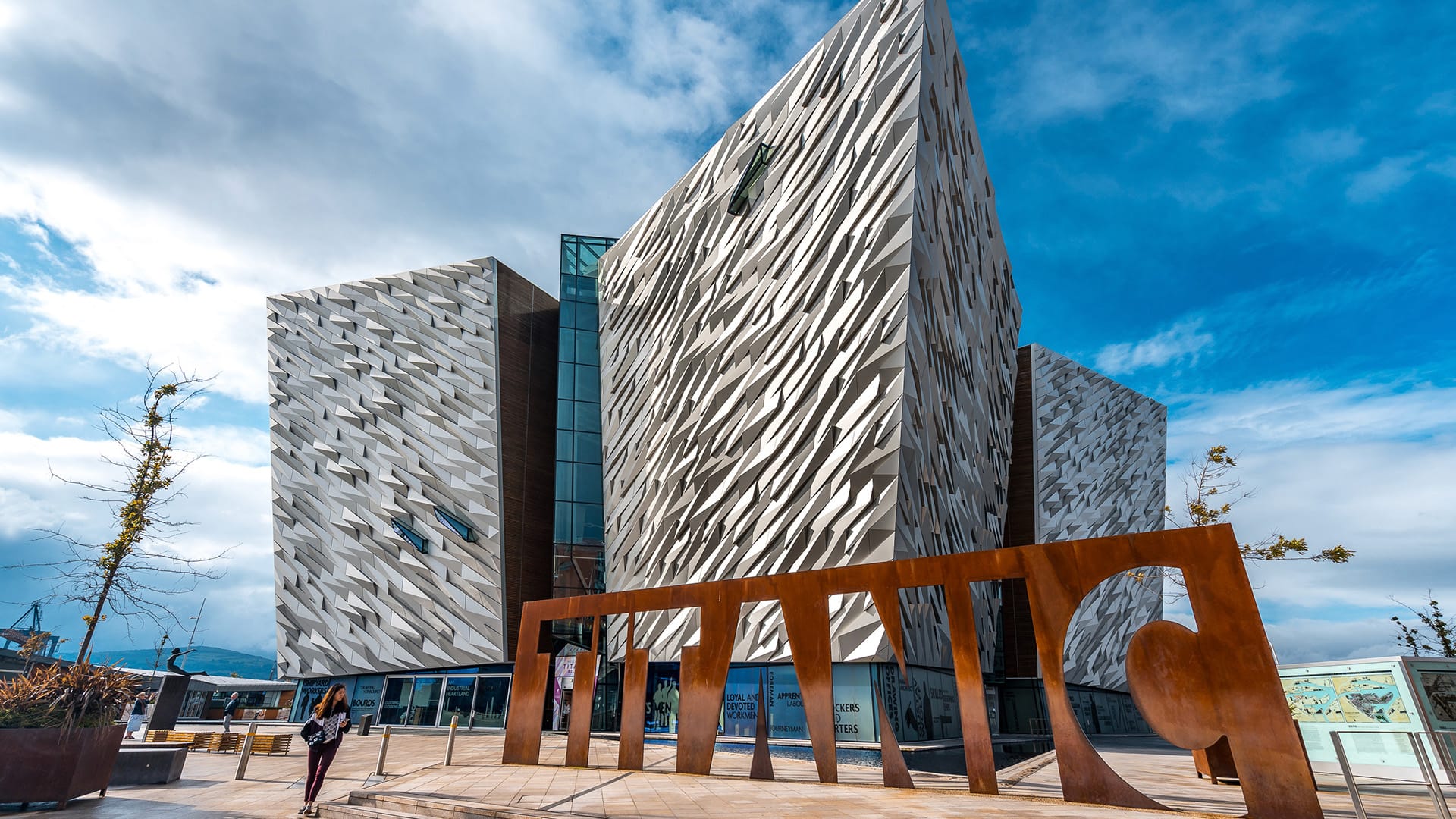 Titanic Belfast, projeto de Eric Kuhne, em Belfast (2009).