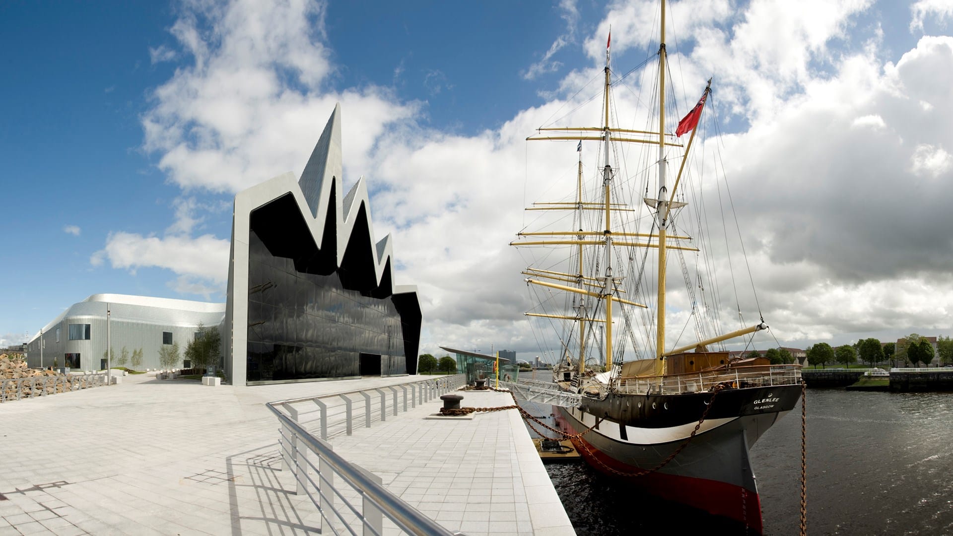 Riverside Museum, projeto de Zaha Haddid, em Glasgow (2011).