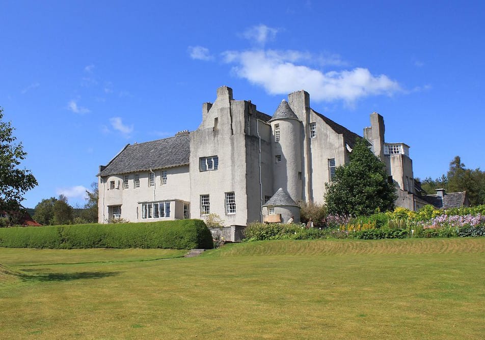 Hillhouse, projeto de Mackintosh, 1869-1928. A fachada mantém a tradição de formas brutais, fortes e maciças que ecoam a paisagem escocesa.