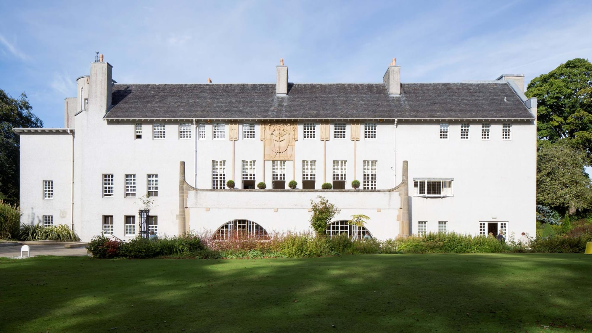 House for an Art Lover, projeto de Mackintosh, projetada em 1901 mas inaugurada apenas em 1996 (60 anos depois da morte do arquiteto). Localizada no Bellahouston Park, Glasgow.