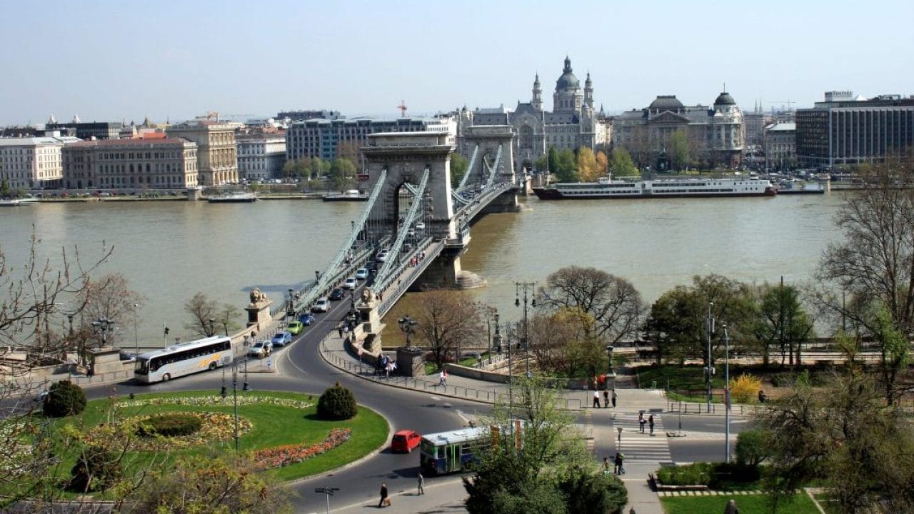 Viaje na Arquitetura de Budapeste | Ponte das Correntes