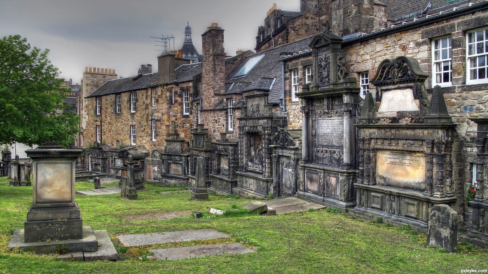 Viaje na Arquitetura de Edimburgo, na Escócia | Cemitério de Greyfriars.