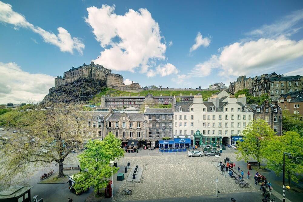 Viaje na Arquitetura de Edimburgo, na Escócia | Grassmarket.