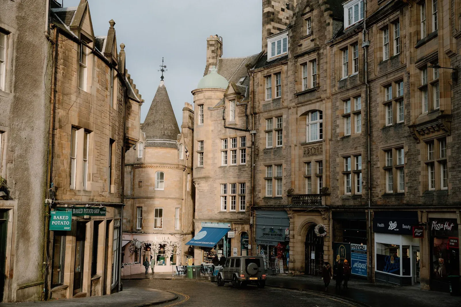 Viaje na Arquitetura de Edimburgo, na Escócia | Cockburn Street.