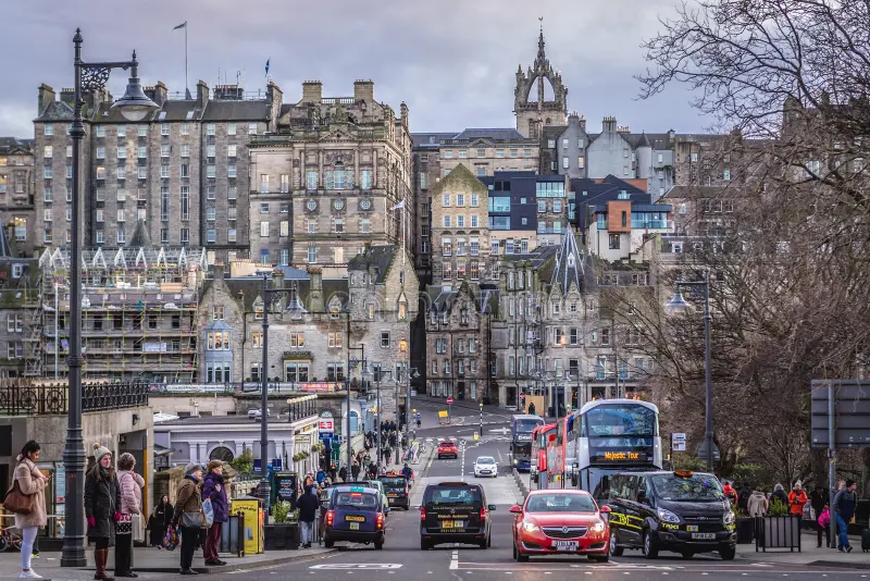 Viaje na Arquitetura de Edimburgo, na Escócia | Waverley Bridge.