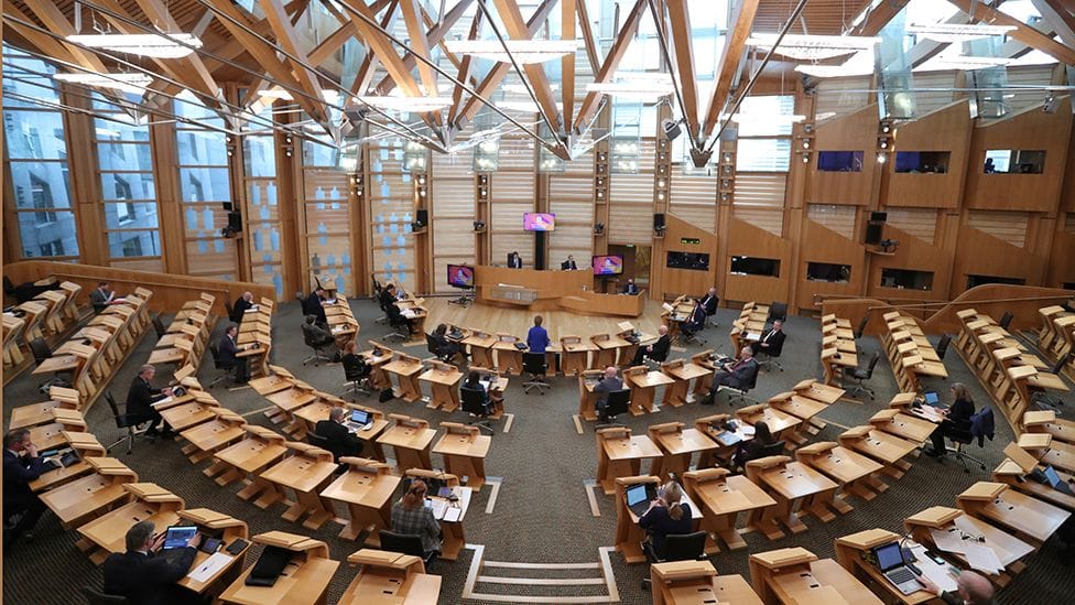 Viaje na Arquitetura de Edimburgo, na Escócia | interior do Parlamento Escocês.