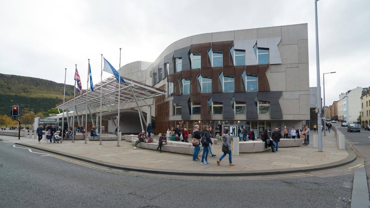 Viaje na Arquitetura de Edimburgo, na Escócia | fachada do Parlamento Escocês.