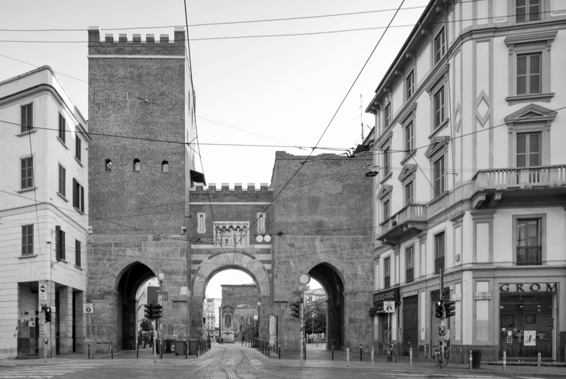 Porta Ticinese restaurada por Camillo Boito em 1861, em Milão.