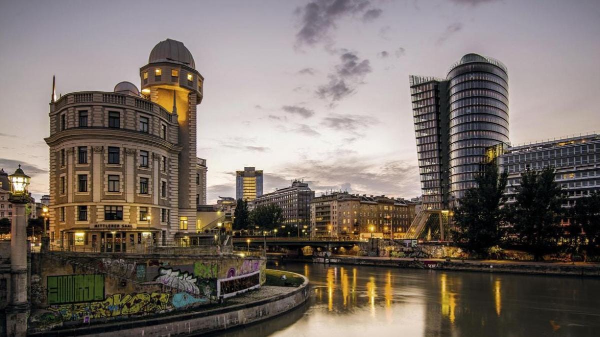 O observatório astronômico Urania, próximo ao canal do Danúbio, é com suas novas instalações o ponto da Ringstrasse onde os séculos XIX e XXI se encontram.