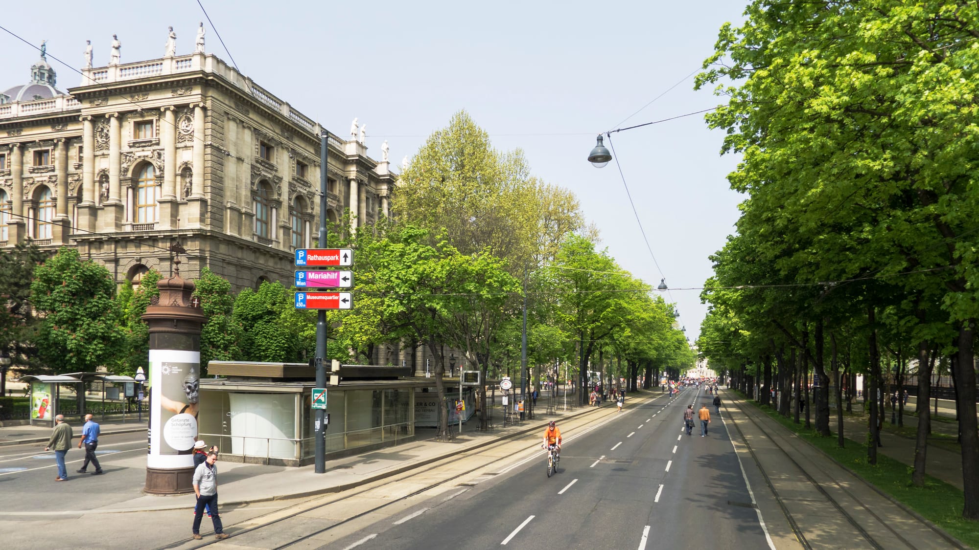 Ringstrasse, em Viena. Grande rua circular cercada por edifícios neogóticos, renascentistas e clássicos. 