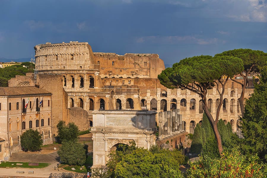 Arco de Tito e a conservação do patrimônio histórico em Roma, na Itália.