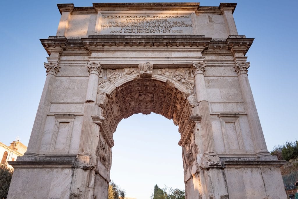 Arco de Tito depois da restauração, em Roma, na Itália.