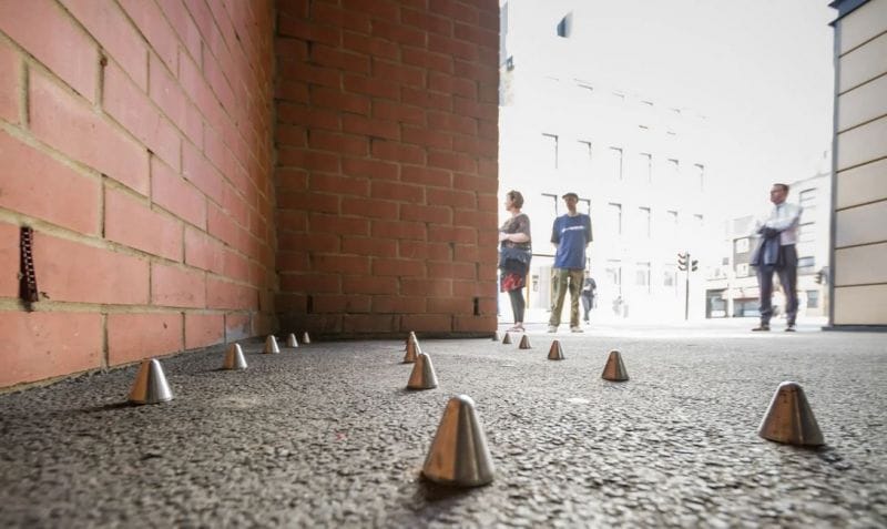 Espigões instalados em um portal coberto de um prédio residencial privado na Southwark Bridge Road, Londres. Fotografia por Guy Corbishley/Demotix (The Guardian).