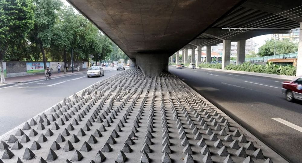 Espigões sob uma ponte. Cidade de Guangzhou, Guangdong, China. Fotografia de REX.