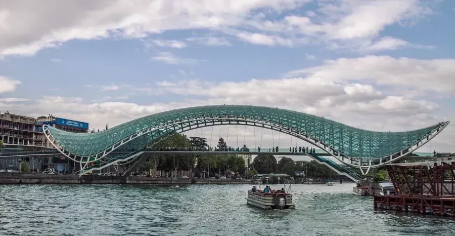 Santiago Calatrava | Ponte da Paz, em Tbilisi, Geórgia.